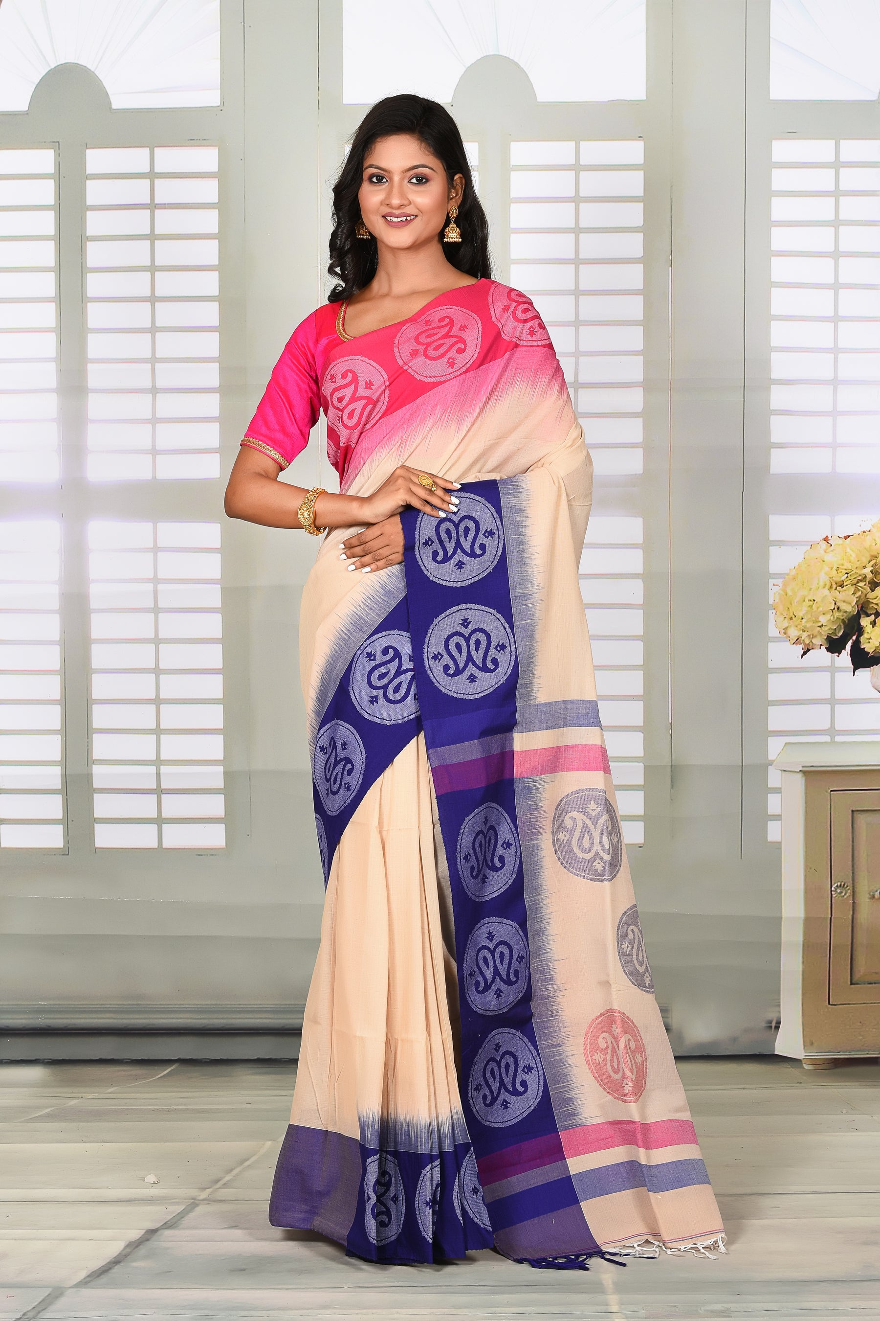 OFF-WHITE  COTTON HANDLOOM SAREE WITH GANGA-JAMUNA PAISLEY BORDER - Keya Seth Exclusive