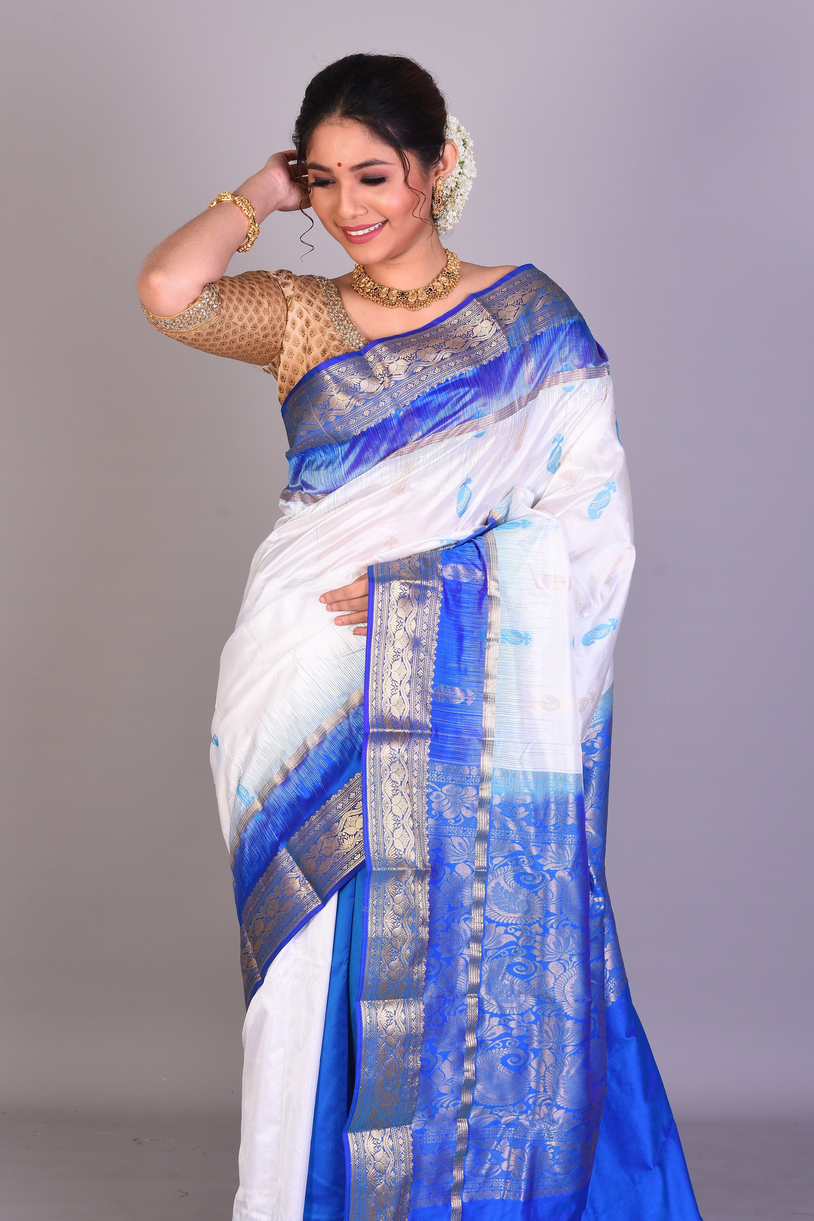 White Patli Pallu Blended Kanjivaram Saree with Blouse Piece - Keya Seth Exclusive