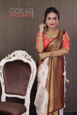 Load image into Gallery viewer, White with Maroon Matka Saree - Keya Seth Exclusive
